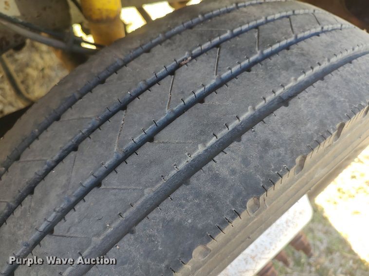 image for item DO3826 2001 Ford F550 Super Duty  flatbed truck