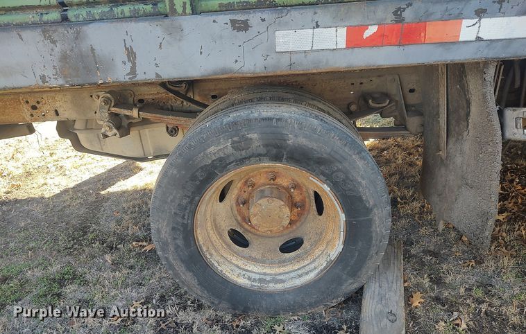 image for item DO3826 2001 Ford F550 Super Duty  flatbed truck