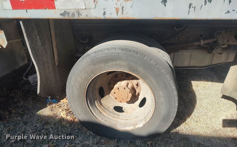 image for item DO3826 2001 Ford F550 Super Duty  flatbed truck