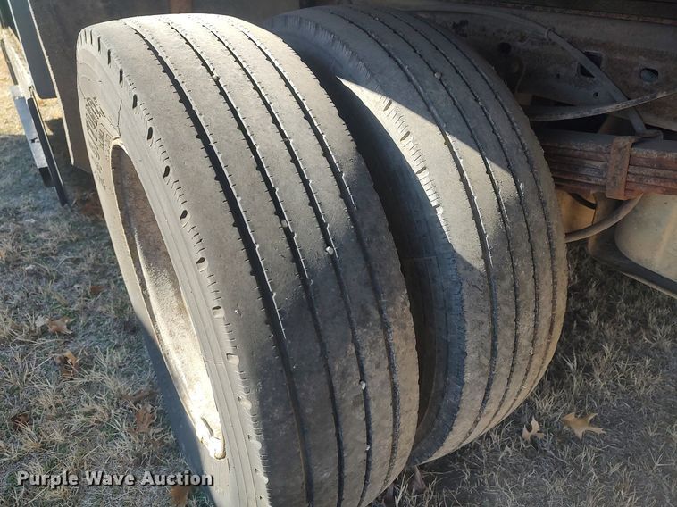 image for item DO3826 2001 Ford F550 Super Duty  flatbed truck