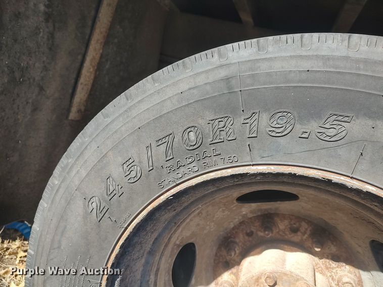 image for item DO3826 2001 Ford F550 Super Duty  flatbed truck