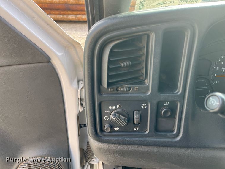 image for item DQ4058 2005 Chevrolet Silverado 1500  Ext. Cab pickup truck