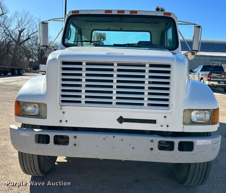 image for item DR7489 1999 International 4900  utility / service truck