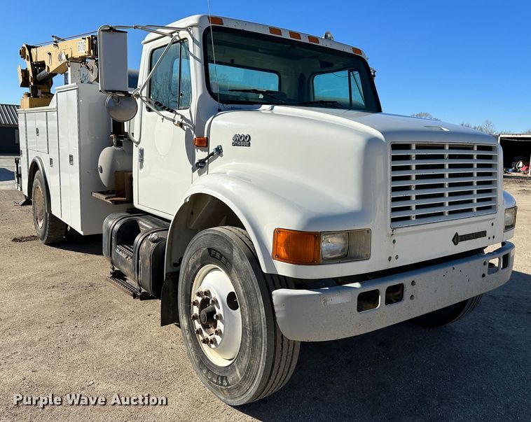 image for item DR7489 1999 International 4900  utility / service truck