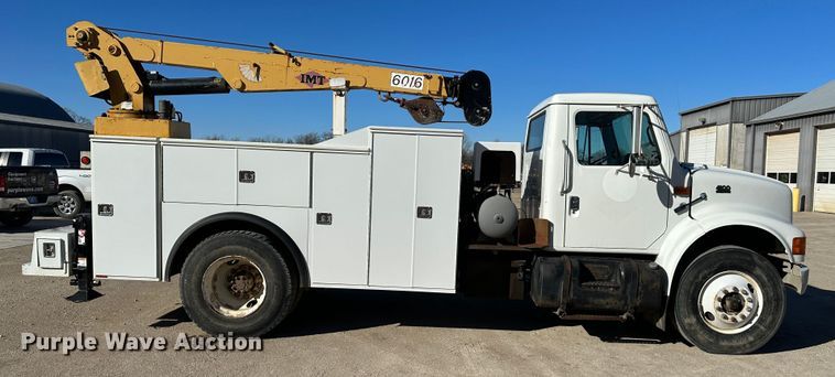 image for item DR7489 1999 International 4900  utility / service truck
