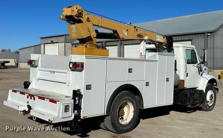 image for item DR7489 1999 International 4900  utility / service truck