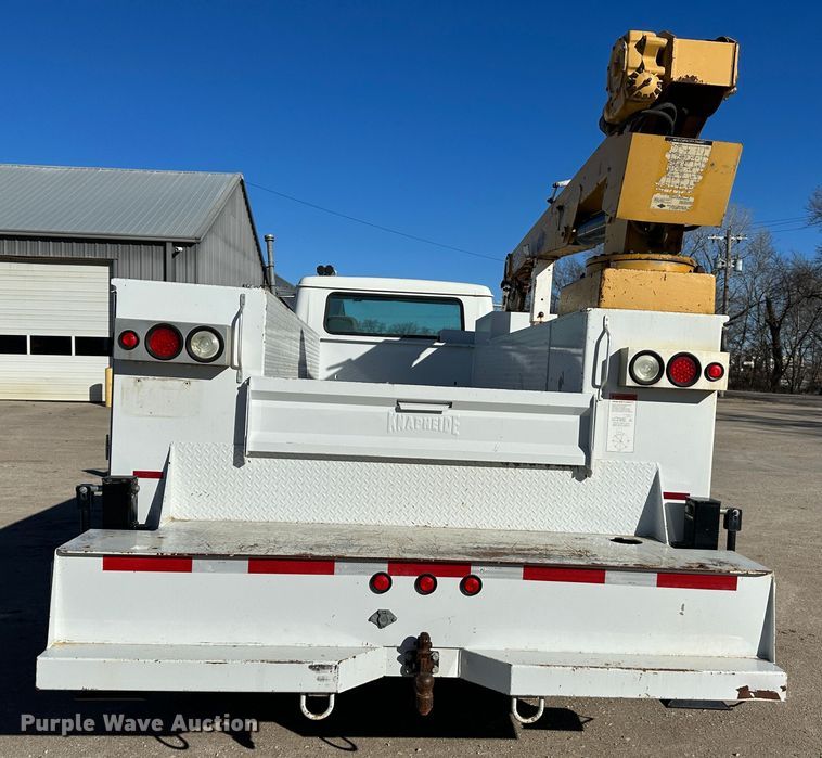 image for item DR7489 1999 International 4900  utility / service truck