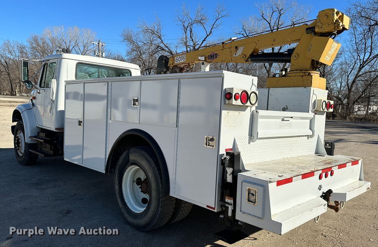 image for item DR7489 1999 International 4900  utility / service truck