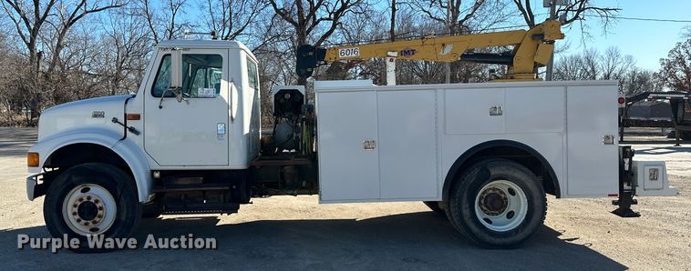 image for item DR7489 1999 International 4900  utility / service truck