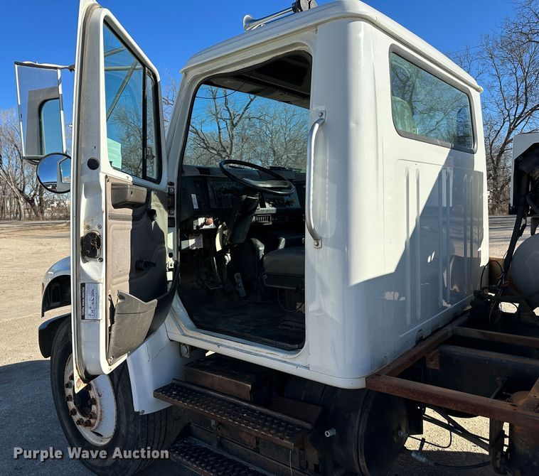 image for item DR7489 1999 International 4900  utility / service truck