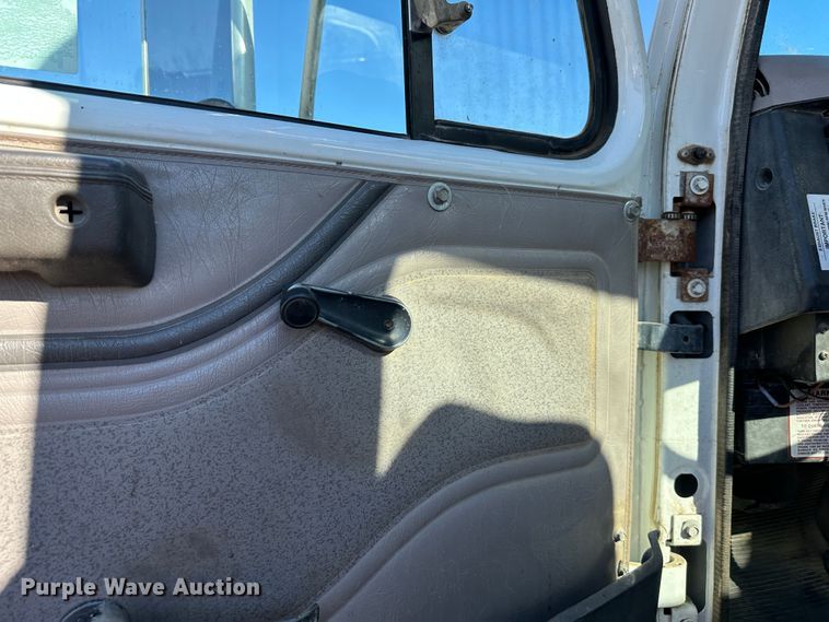 image for item DR7489 1999 International 4900  utility / service truck