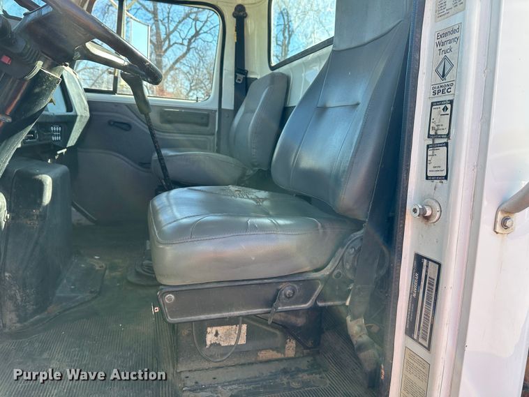 image for item DR7489 1999 International 4900  utility / service truck