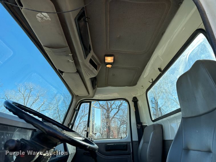 image for item DR7489 1999 International 4900  utility / service truck