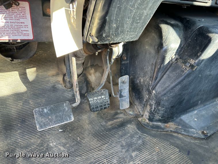 image for item DR7489 1999 International 4900  utility / service truck