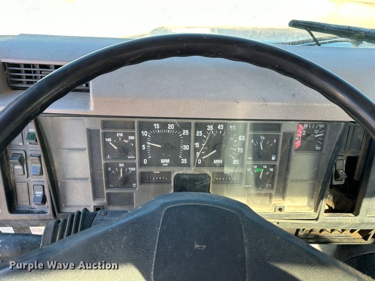 image for item DR7489 1999 International 4900  utility / service truck