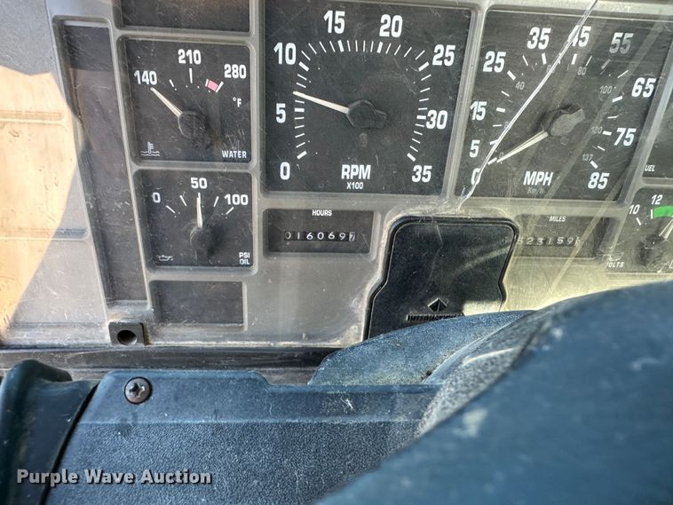 image for item DR7489 1999 International 4900  utility / service truck