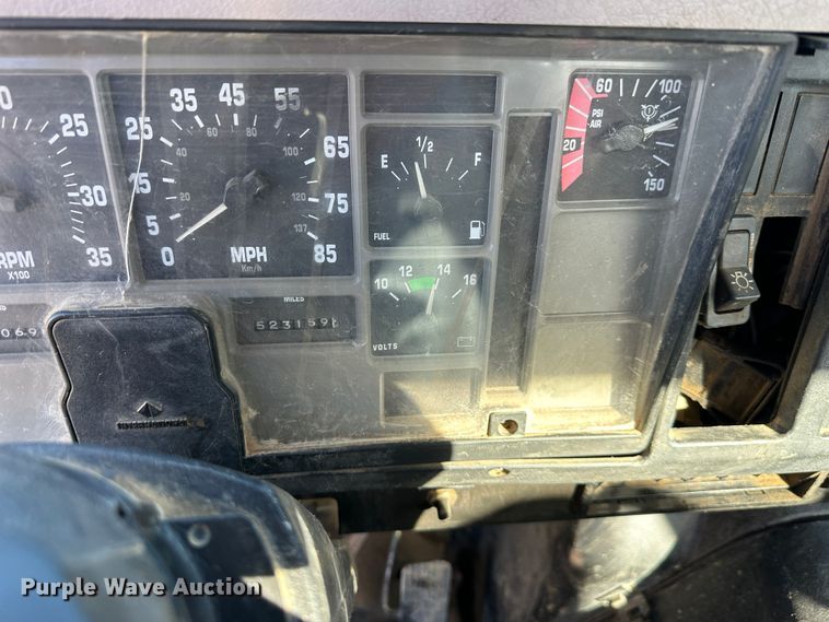 image for item DR7489 1999 International 4900  utility / service truck