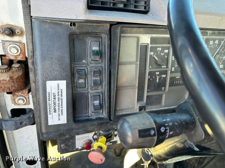 image for item DR7489 1999 International 4900  utility / service truck