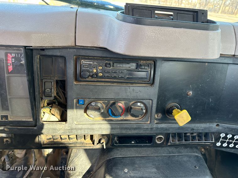 image for item DR7489 1999 International 4900  utility / service truck