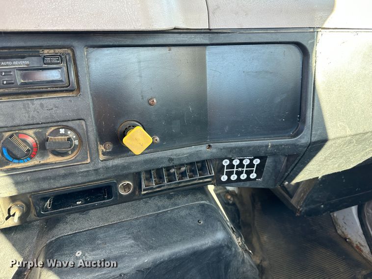 image for item DR7489 1999 International 4900  utility / service truck