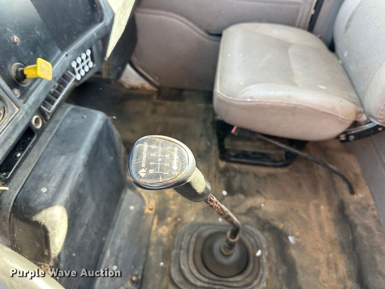 image for item DR7489 1999 International 4900  utility / service truck