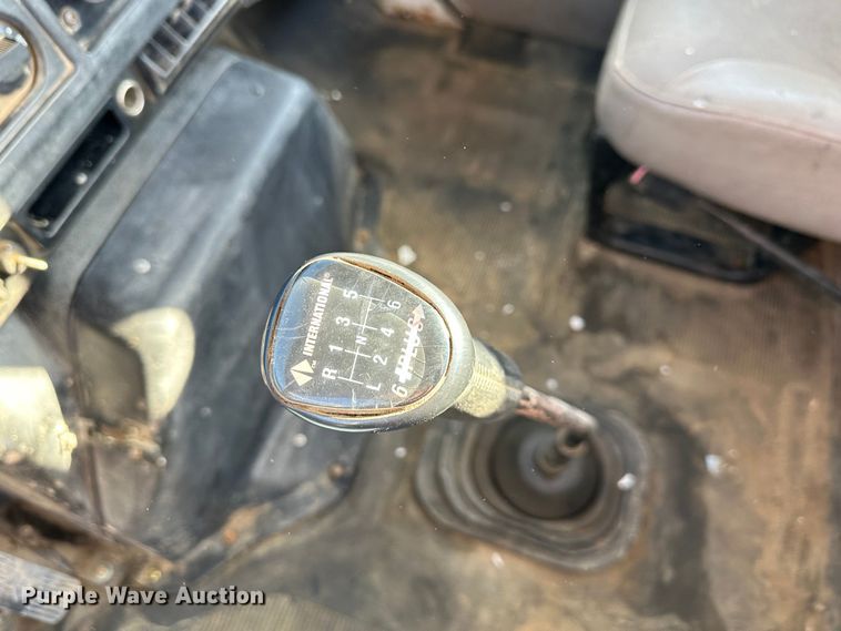 image for item DR7489 1999 International 4900  utility / service truck