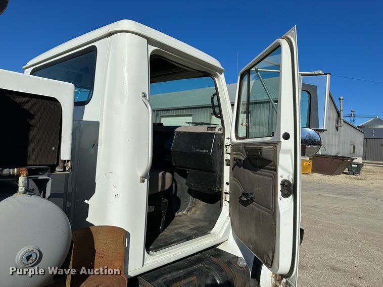 image for item DR7489 1999 International 4900  utility / service truck