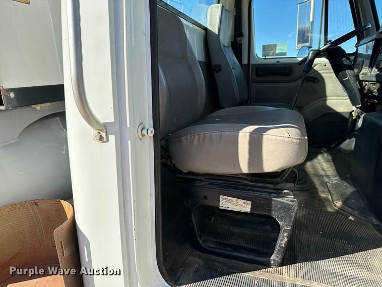 image for item DR7489 1999 International 4900  utility / service truck