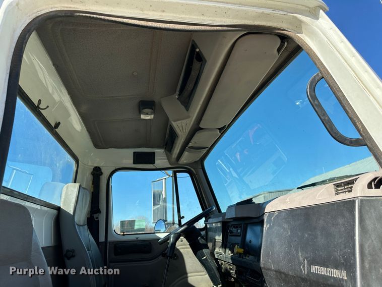 image for item DR7489 1999 International 4900  utility / service truck