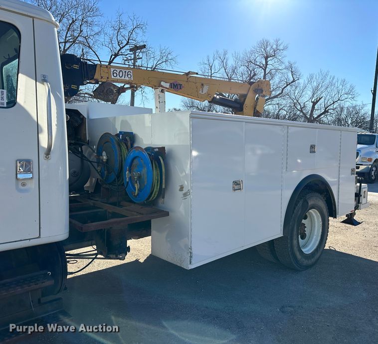 image for item DR7489 1999 International 4900  utility / service truck