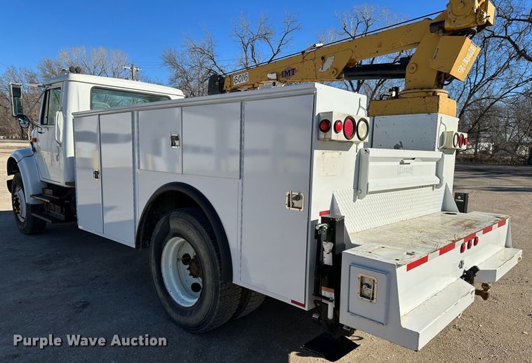 image for item DR7489 1999 International 4900  utility / service truck