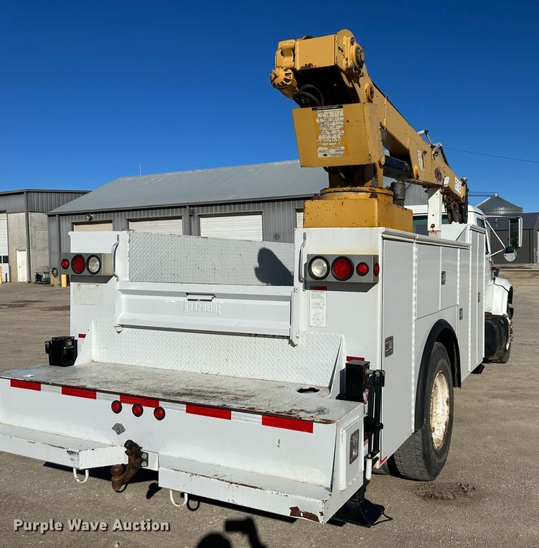 image for item DR7489 1999 International 4900  utility / service truck