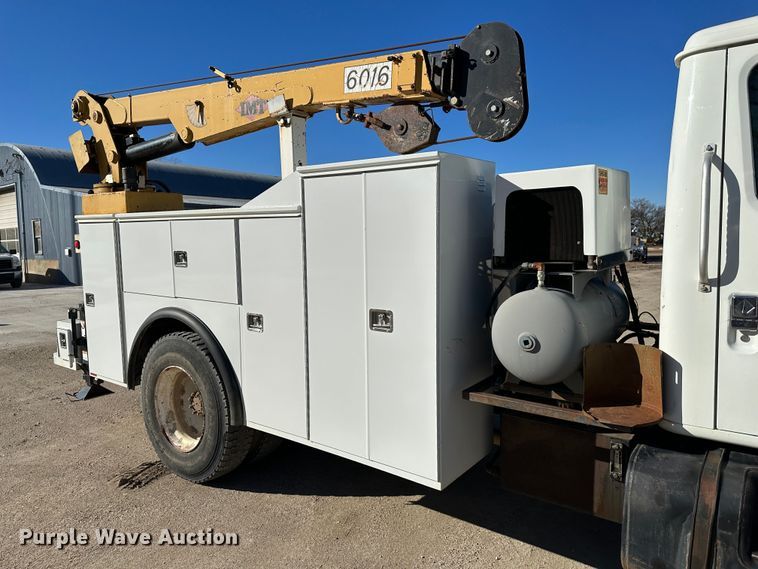 image for item DR7489 1999 International 4900  utility / service truck