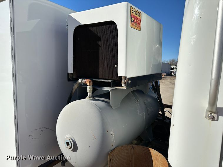 image for item DR7489 1999 International 4900  utility / service truck