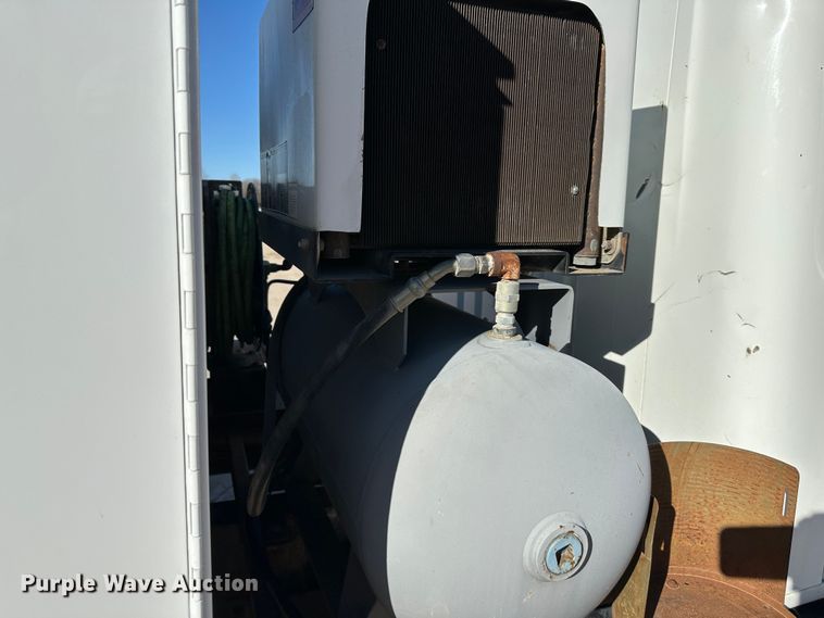 image for item DR7489 1999 International 4900  utility / service truck