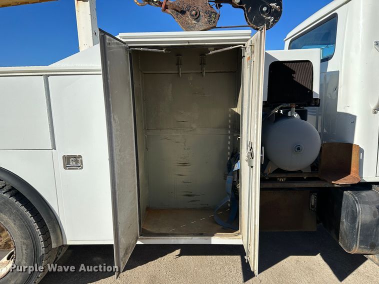 image for item DR7489 1999 International 4900  utility / service truck