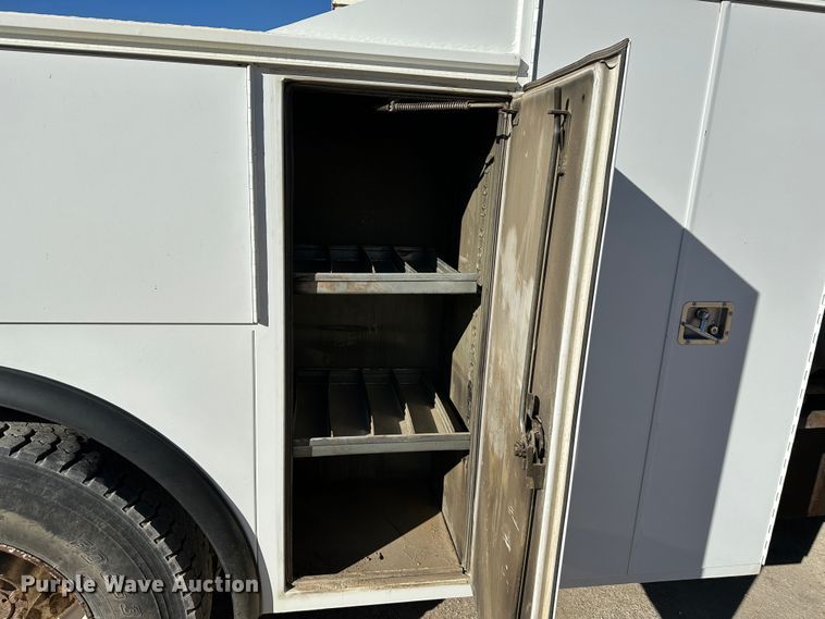 image for item DR7489 1999 International 4900  utility / service truck