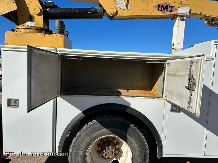 image for item DR7489 1999 International 4900  utility / service truck