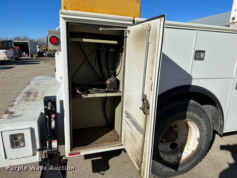 image for item DR7489 1999 International 4900  utility / service truck