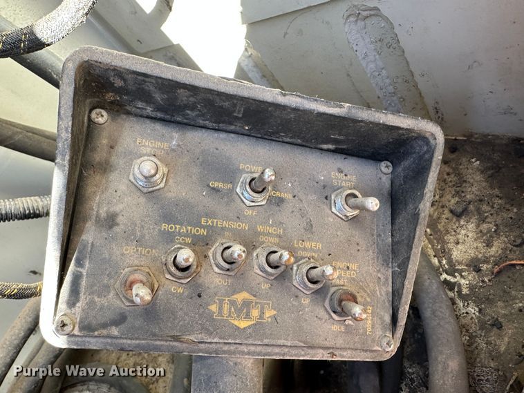 image for item DR7489 1999 International 4900  utility / service truck