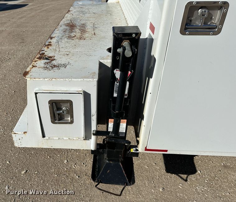 image for item DR7489 1999 International 4900  utility / service truck