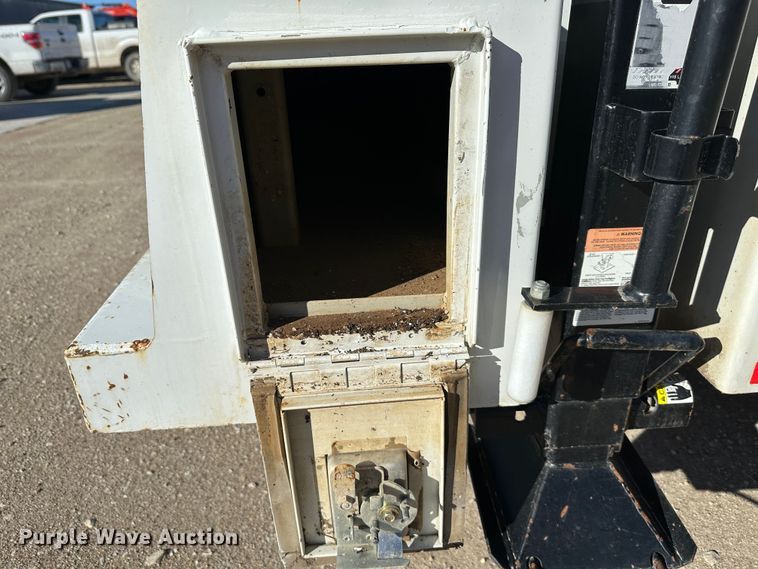 image for item DR7489 1999 International 4900  utility / service truck