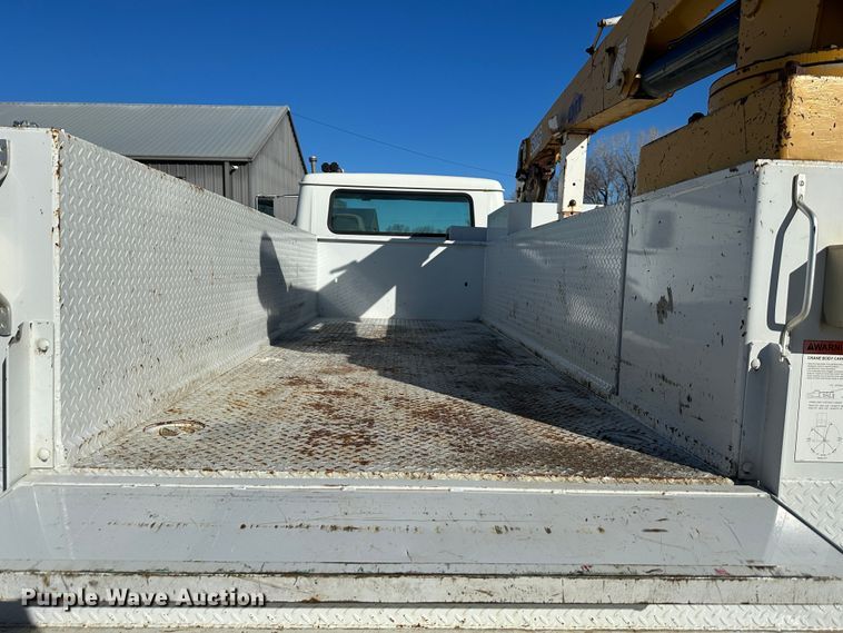 image for item DR7489 1999 International 4900  utility / service truck