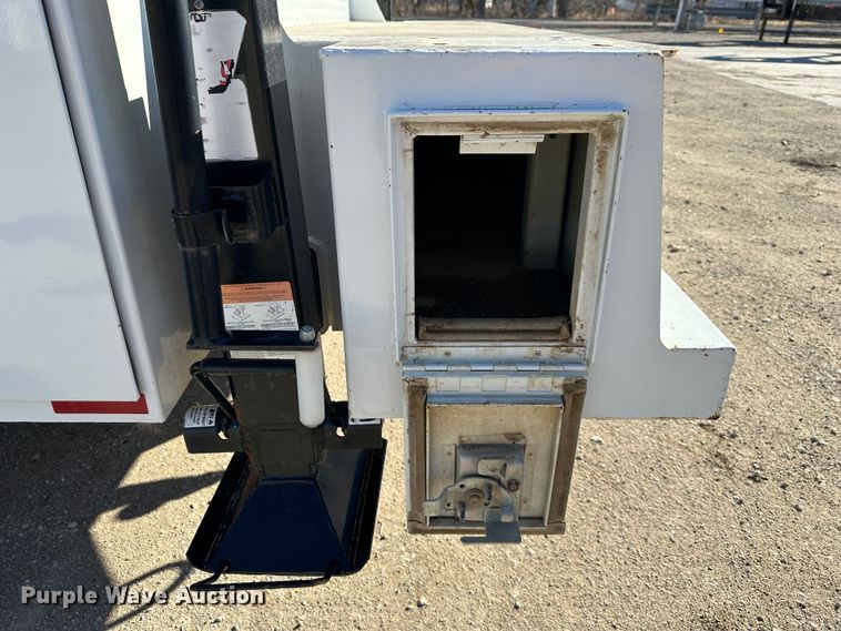 image for item DR7489 1999 International 4900  utility / service truck