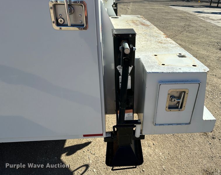 image for item DR7489 1999 International 4900  utility / service truck