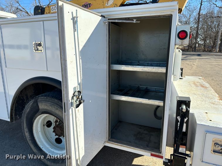 image for item DR7489 1999 International 4900  utility / service truck