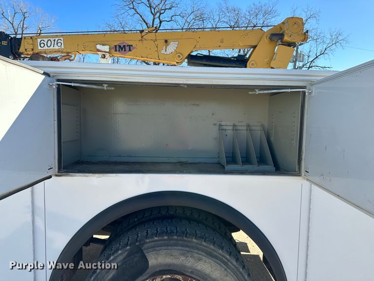 image for item DR7489 1999 International 4900  utility / service truck