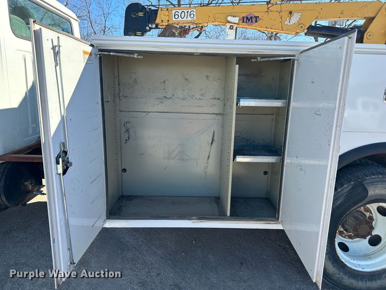 image for item DR7489 1999 International 4900  utility / service truck