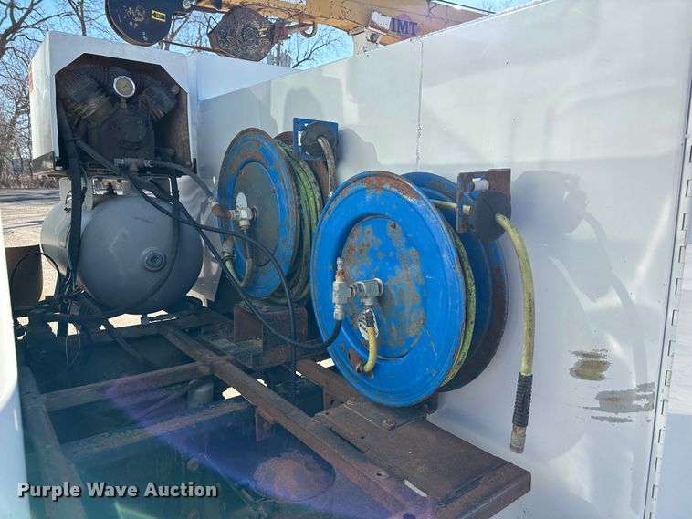 image for item DR7489 1999 International 4900  utility / service truck