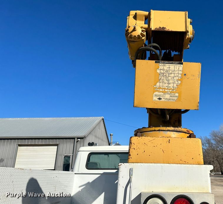 image for item DR7489 1999 International 4900  utility / service truck